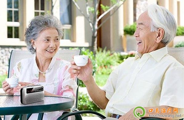 老年人口臭的三個(gè)常見(jiàn)原因 老年人口臭的三個(gè)常見(jiàn)原因